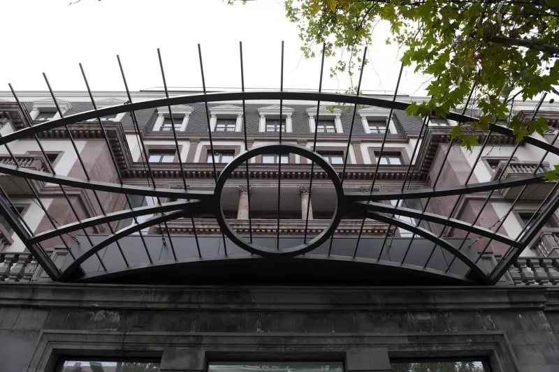 էս էռ հյուրանոցը գտնվում է երևանի գլխավոր պողոտաների մեկի մաշտոցի պողոտայի սկզբնամասում և այն վերակառուցվել ու վերանորոգվում է rg construction ընկերության կողմից sr hotel is located at the beginning of one of yerevan s main avenues mashtots avenue which has been reconstructed and renovated by rg construction company